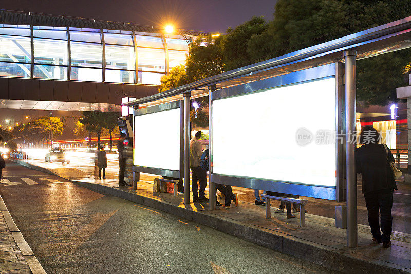 空白广告牌的夜间公交车站