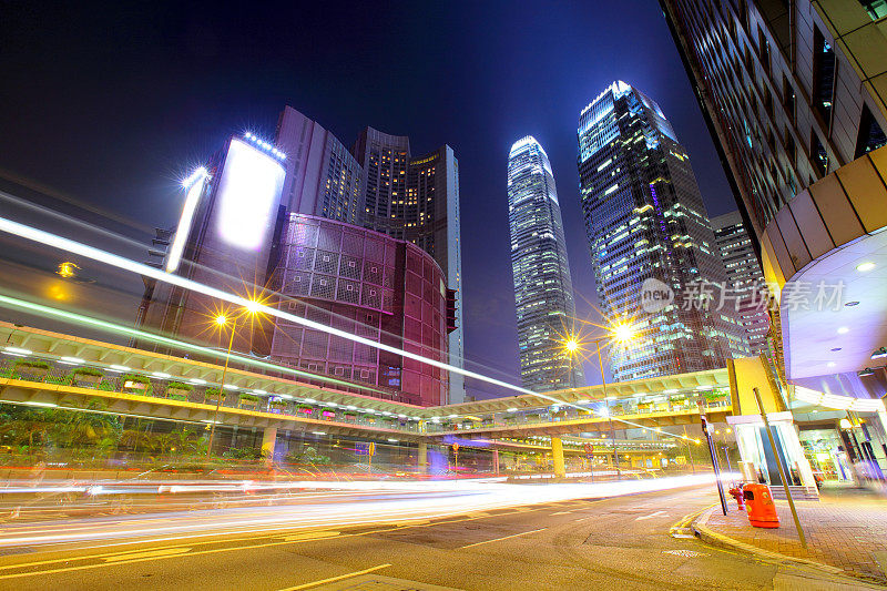 香港，一个夜晚有交通轨迹的现代化城市