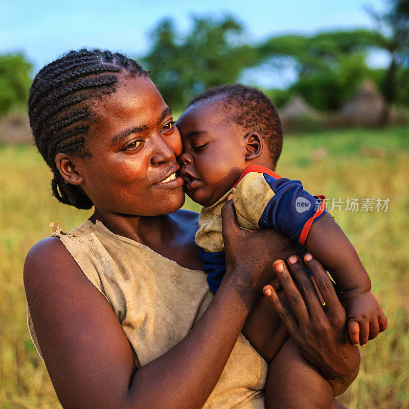 来自萨迈部落的妇女抱着她的孩子，埃塞俄比亚，非洲