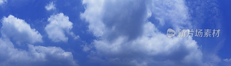 蓝天映衬着柔软的白云(体积很大)