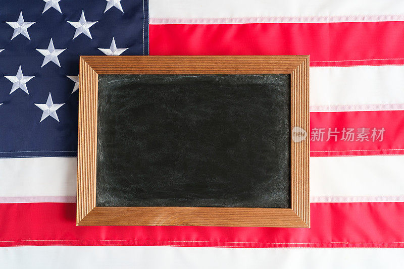 美国国旗上的空黑板框架