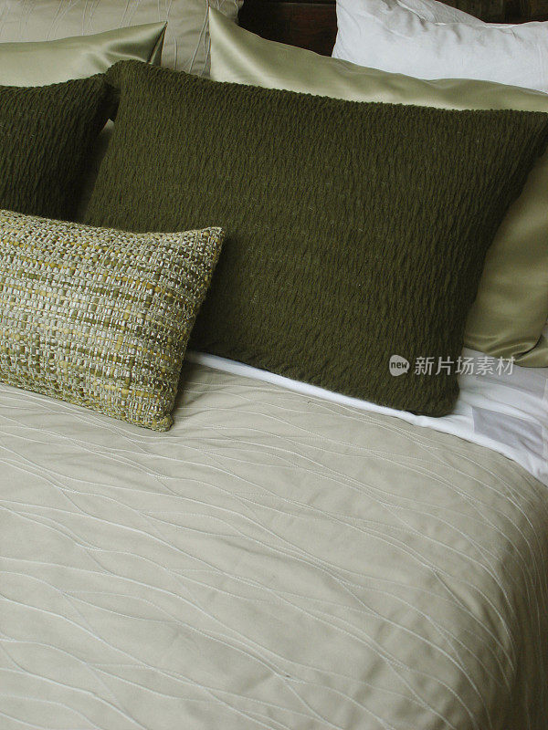 绿色枕头在甜美的床上