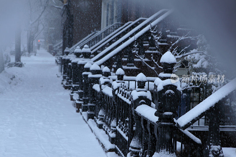 积雪覆盖了布鲁克林褐石制联排别墅的门廊和人行道