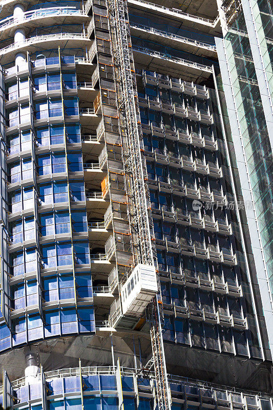 摩天大楼建筑外部的特写，带有建筑电梯