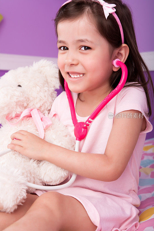 可爱的小女孩扮演泰迪熊的医生