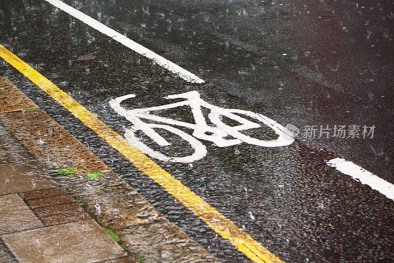 雨中的自行车道