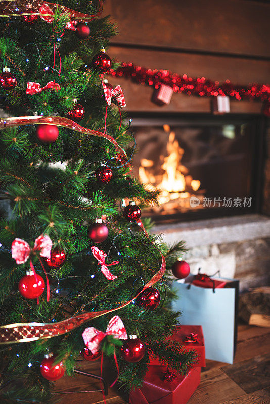 有壁炉的圣诞树