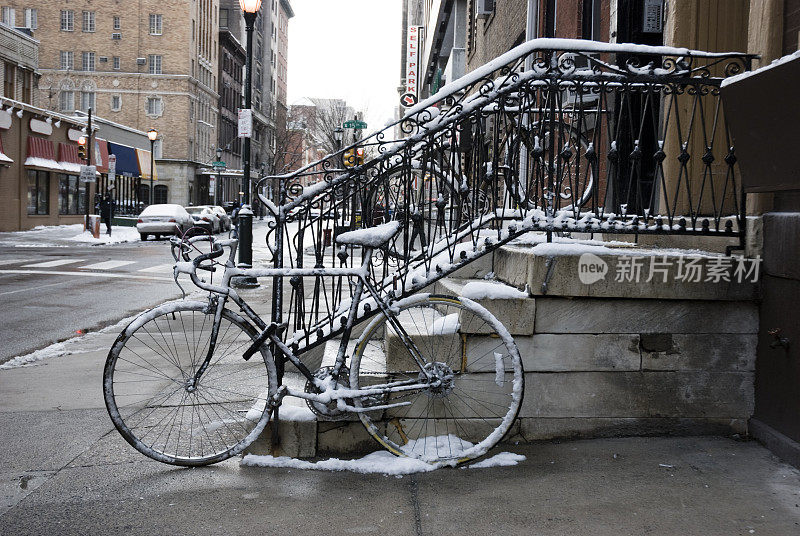自行车;有雪的复古自行车
