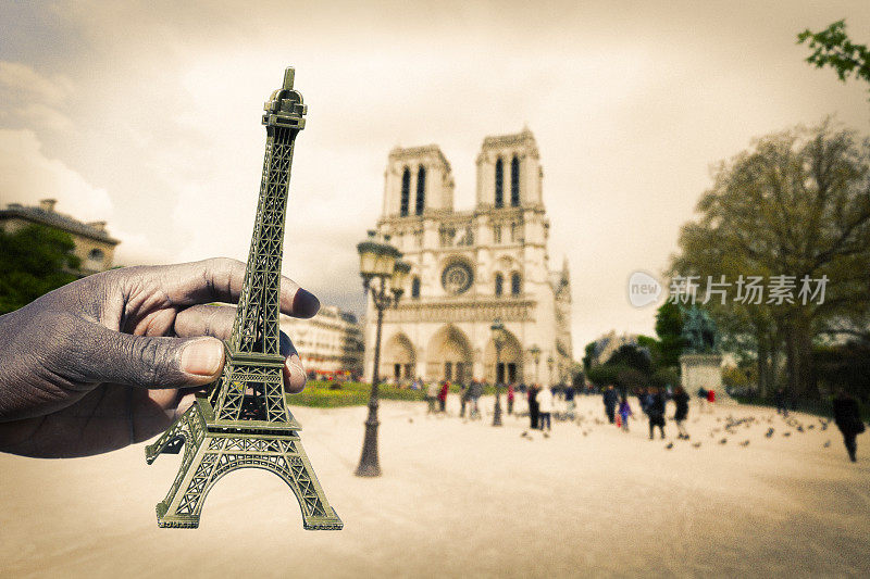 以巴黎圣母院为背景的埃菲尔铁塔纪念品