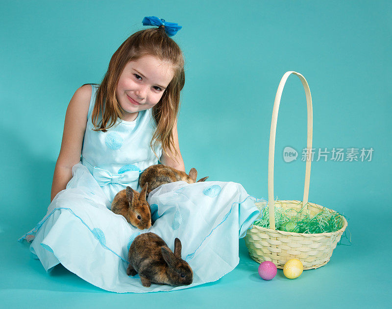 带着兔子和蓝篮子的复活节女孩