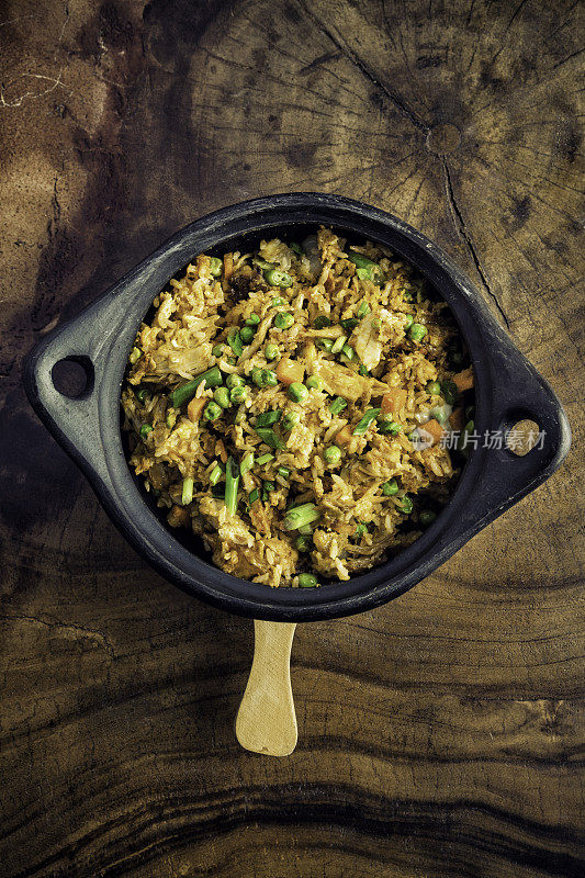 一种用鸡肉和豌豆炒黄饭做成的西班牙菜