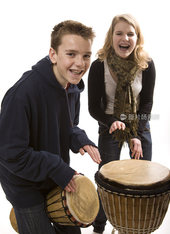 男孩和女孩在演奏djembe