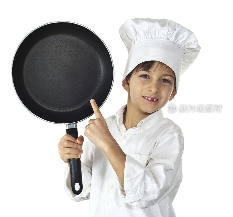 微笑的小厨师指着煎锅