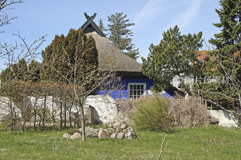 历史茅草屋顶小屋