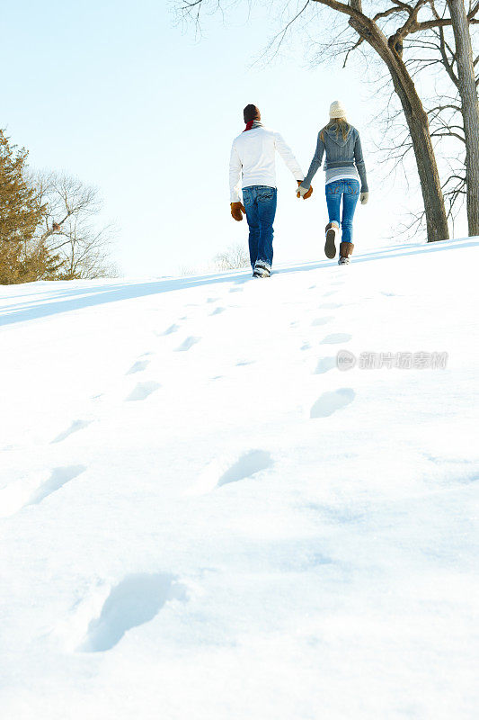 在冬天的雪地上留下我们的印记