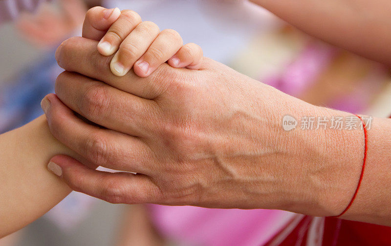 一个孩子和母亲的手