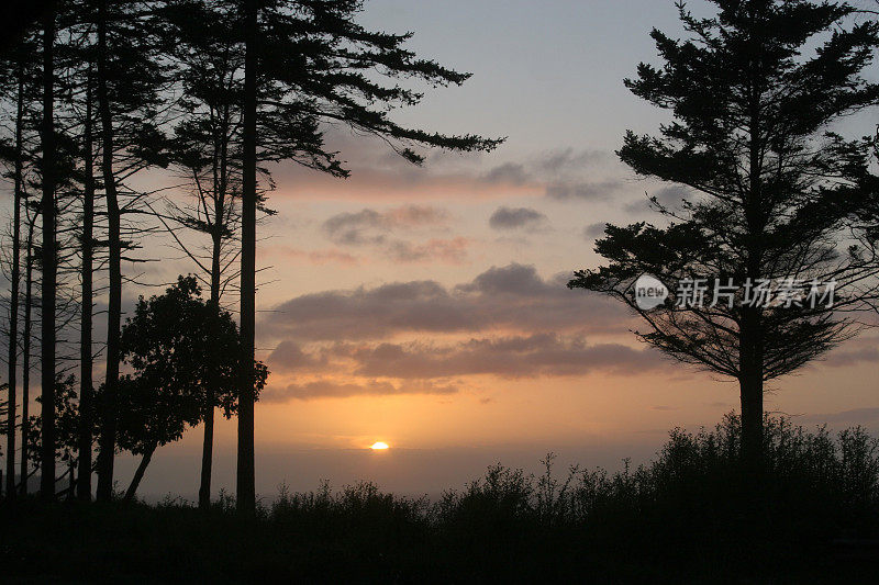 和平的海滩日落