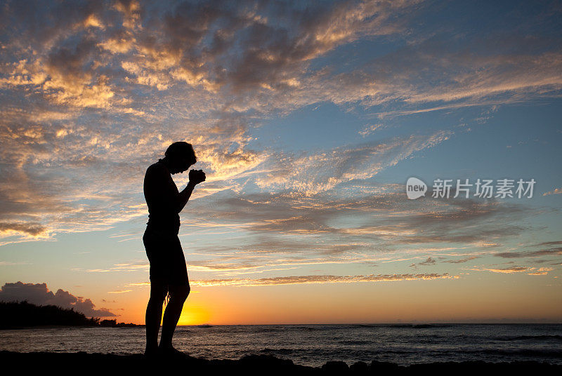 站在海边祈祷的女人