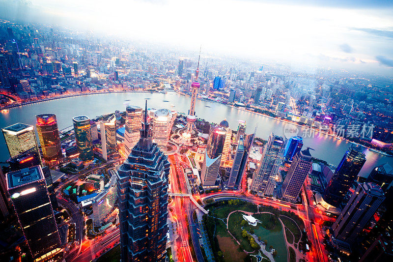 上海晚上拥挤的大楼鸟瞰图