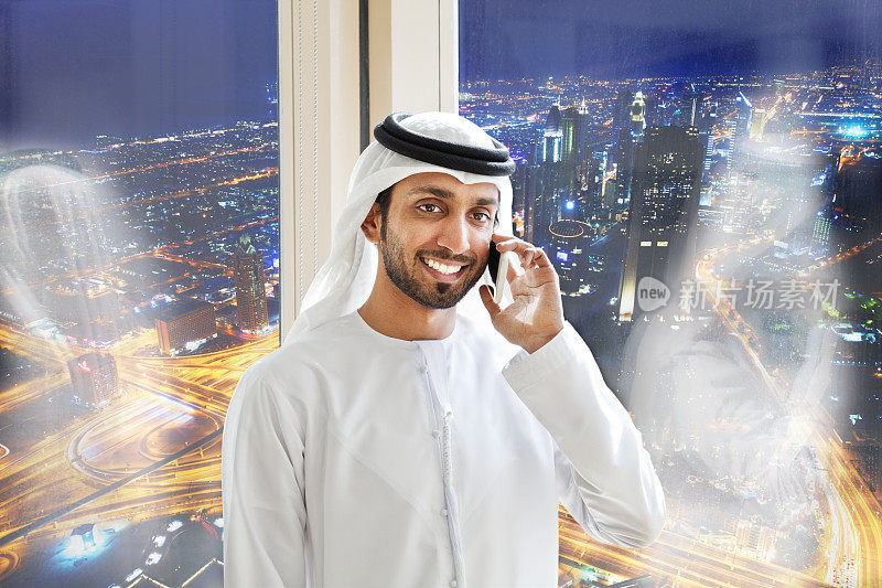 阿拉伯商人接听手机。