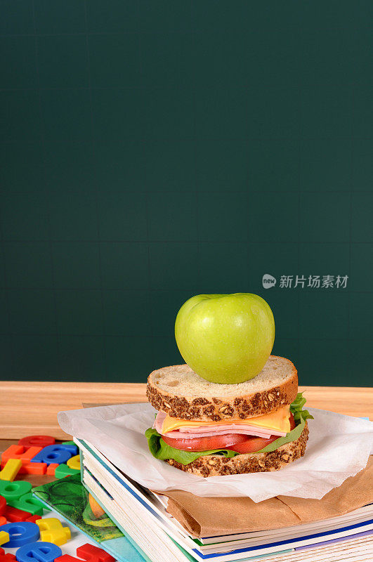 有黑板的学校午餐