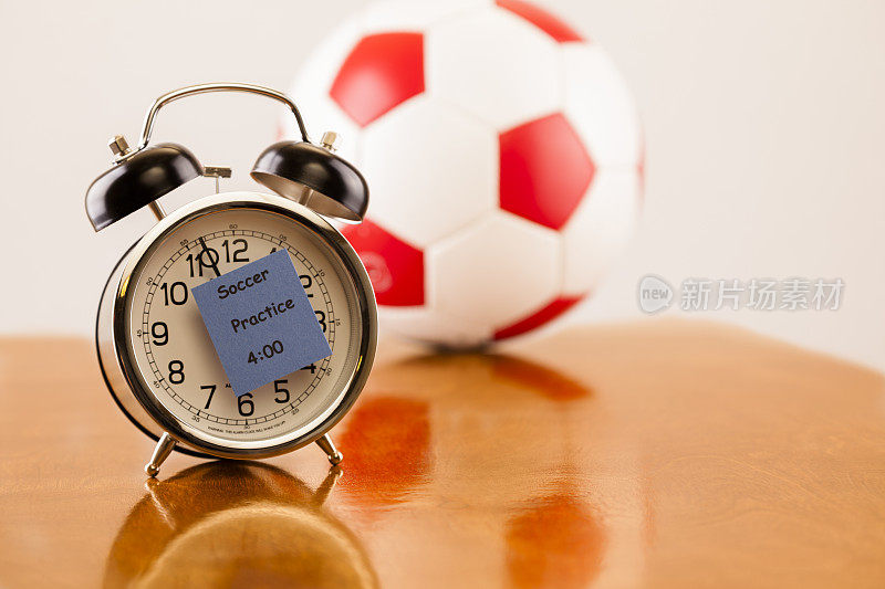 运动时间:带有足球练习提醒的闹钟。球。