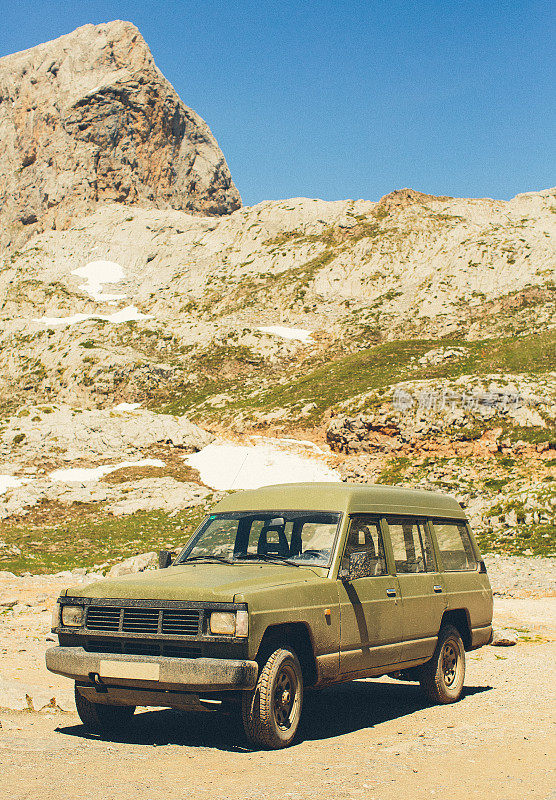 山上的老式4x4越野车