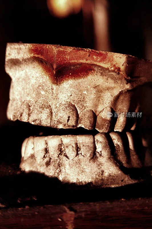 石膏牙齿-恐怖的古董