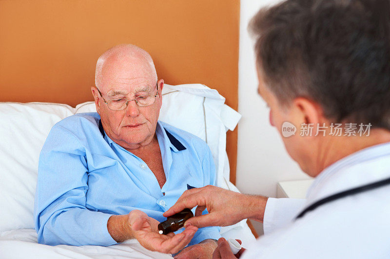 老年男病人向医生取药