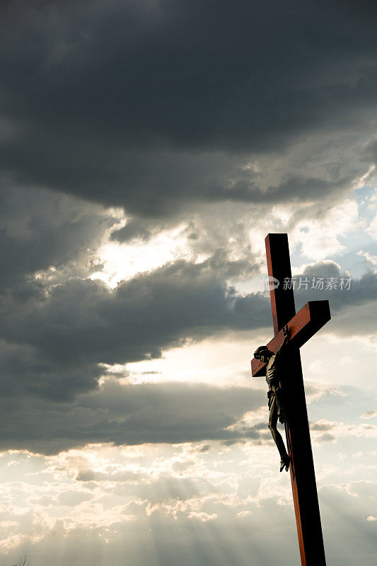 复活节的十字架-与基督一起受难