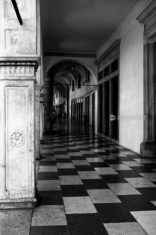 维多利亚风格柱廊。黑色和白色