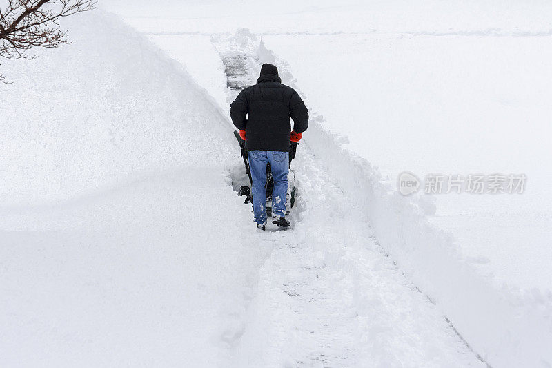 男子清理深雪