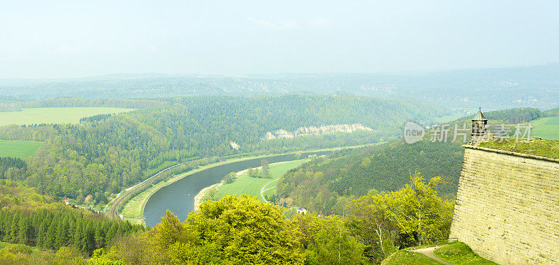 Königstein萨克森的堡垒墙和易北河谷。