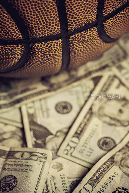 体育和赌博概念。用美元打篮球。