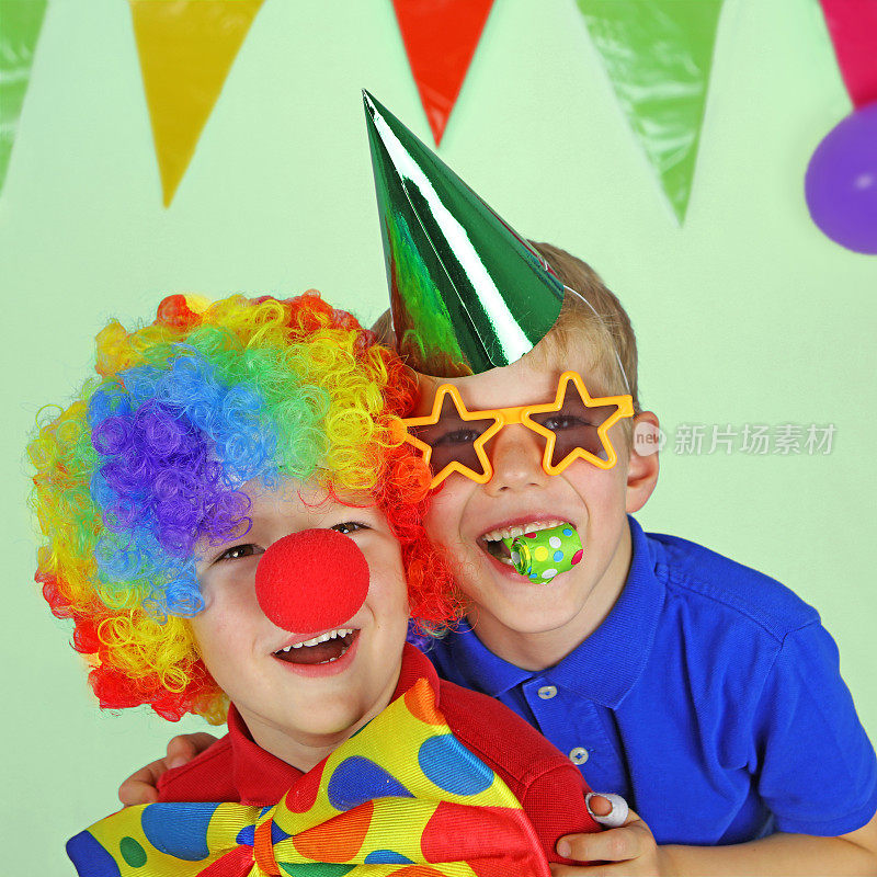 孩子们穿着小丑服装和派对帽庆祝生日派对