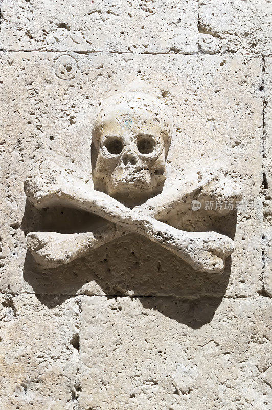 西班牙里昂的一堵石墙上的骷髅
