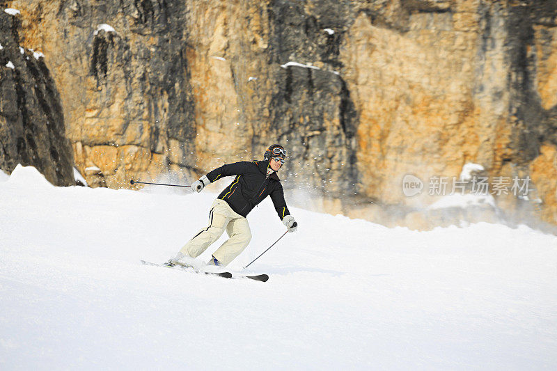 中年男人复古滑雪者滑雪雕刻