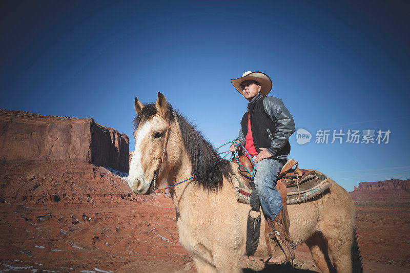 骑马在纪念碑谷，亚利桑那州