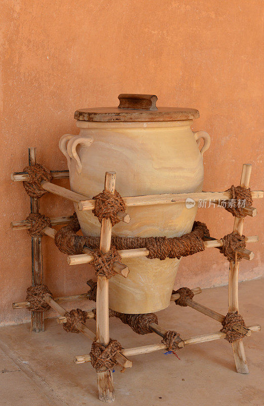 用来装水的陶罐，阿拉伯人