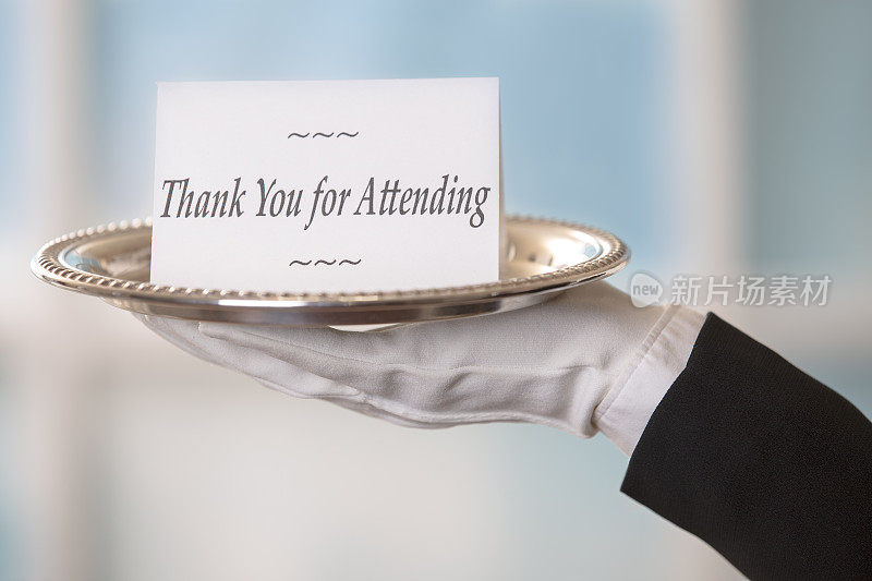巴特勒拿着一张放在银盘上的“感谢您的出席”卡片。