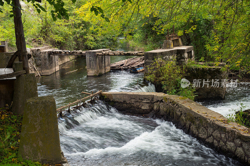 尼萨瓦河沿途经过美丽的秋天风景