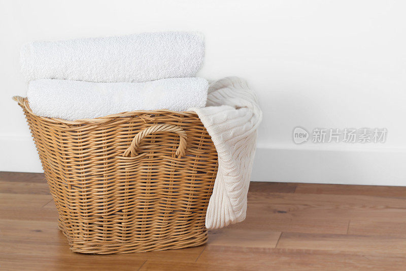 洗衣篮里放着刚叠好的毛巾