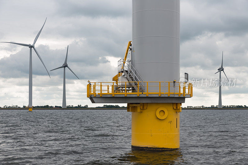 在海上建立荷兰风力涡轮机
