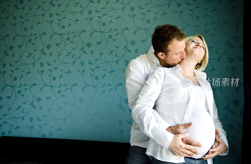一对幸福的怀孕夫妇的肖像。