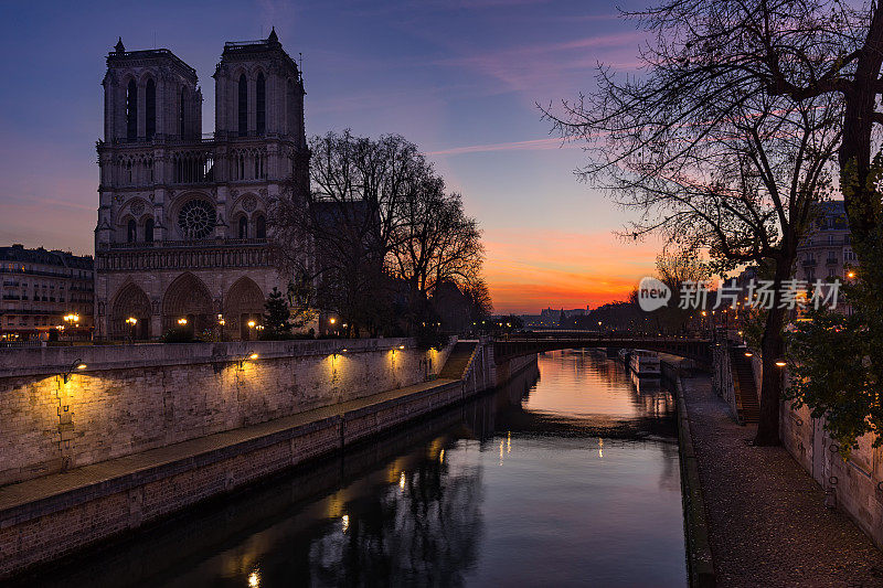 日出时的巴黎圣母院和塞纳河，法国巴黎