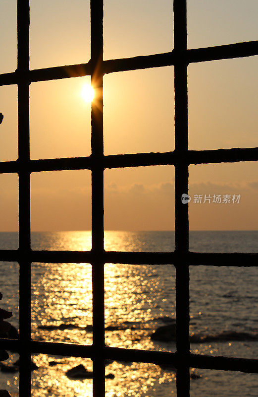 窗户，大海，太阳和日落