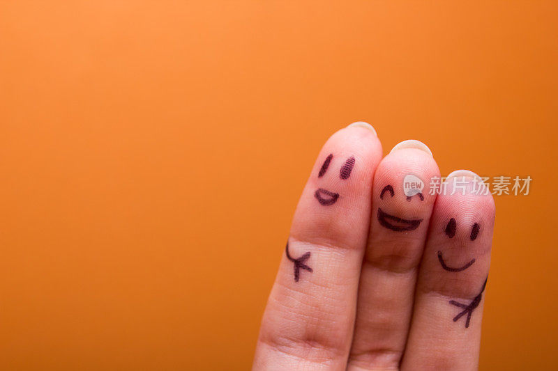 3、三个微笑的手指，表示做朋友非常幸福