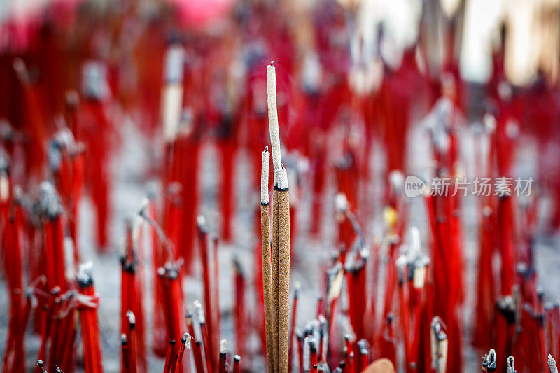 宗教神龛中的香炉