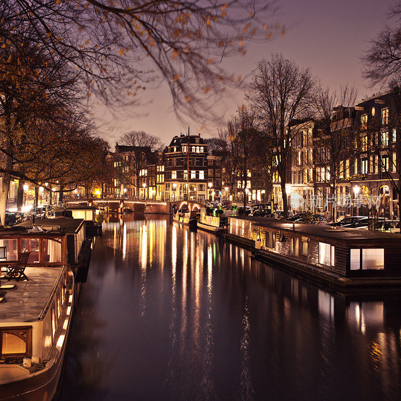 阿姆斯特丹运河晚上有船屋