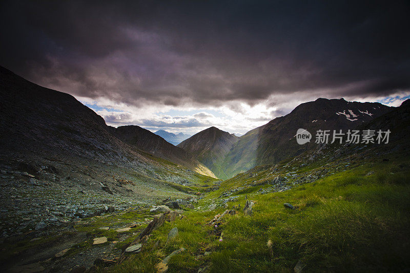 戏剧性的天空庇里牛斯山